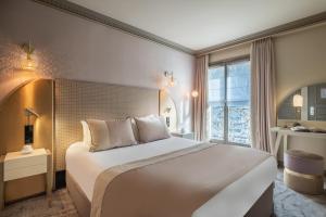 a hotel room with a large bed and a window at Hôtel le Derby Alma by Inwood Hotels in Paris