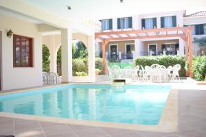A piscina localizada em Ifestos Hotel ou nos arredores