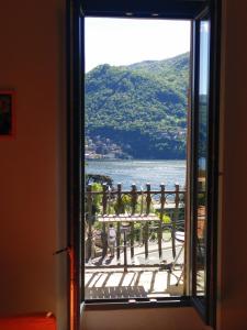 Elle offre une vue sur le lac depuis sa fenêtre. dans l'établissement Larian Chalet, à Moltrasio