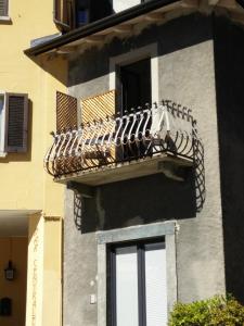 a balcony on the side of a building at Larian Chalet in Moltrasio