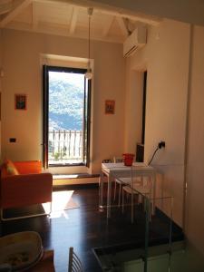 莫爾特拉西奧的住宿－Larian Chalet，客厅设有桌子和大窗户