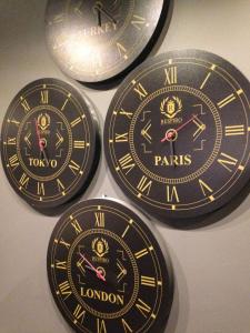 Cuatro relojes con números romanos están en una pared en Respiro Boutique Hotel, en Avcılar