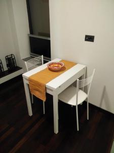 莫爾特拉西奧的住宿－Larian Chalet，一张白色的桌子和椅子,上面放着碗