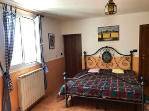 een slaapkamer met een bed en een raam bij Casa Uliveto in Diano San Pietro