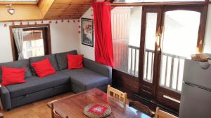 a living room with a couch and a table at location05220 duplex 6 lits in Le Monêtier-les-Bains