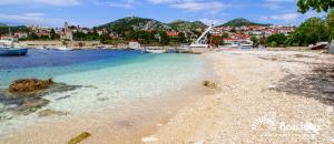 vista su una spiaggia con barche in acqua di Sea You Apartment a Hvar