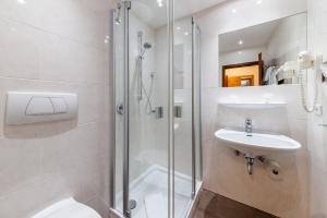 bagno con doccia, lavandino e servizi igienici di Hotel Krone a Rielasingen-Worblingen Altre 37 foto