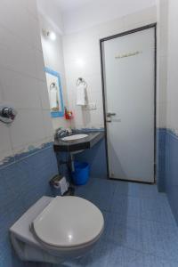 Aristo Hospitality Services Apartment, 1402,14th Floor في مومباي: حمام به مرحاض أبيض ومغسلة
