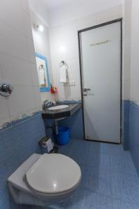Ένα μπάνιο στο Aristo Room, Apartment - Homestay near Kokilaben Dhirubai Ambani Hospital for family only, +66 φωτογραφίες