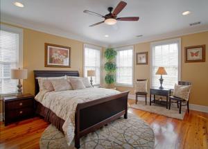 Giường trong phòng chung tại Beautiful 3Bed Townhome in Historic Downtown Savannah
