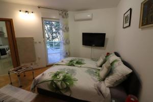 een slaapkamer met een bed met planten erop bij Benedetta in Pula