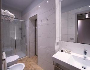 Een badkamer bij Harry's Bar Trevi Luxury Apartments - Modelli