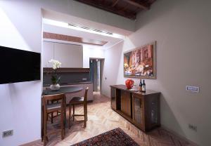 kuchnia ze stołem i jadalnią w obiekcie Harry's Bar Trevi Luxury Apartments - Modelli w Rzymie