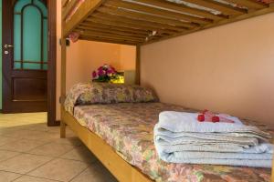 ein Zimmer mit einem Bett mit Handtüchern darauf in der Unterkunft Goccia di Resina #Sharingorobie in Serina