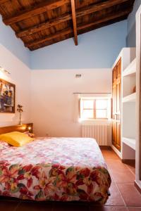 1 dormitorio con 1 cama grande en una habitación en can vinyeta, en Sant Josep de sa Talaia