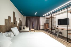 een hotelkamer met een groot bed en een televisie bij Ushuaia, The Mountain Hotel in Arinsal