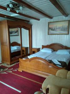 Postel nebo postele na pokoji v ubytování Dovbushanka Hotel