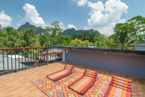 アオナンビーチにあるDe Nathai Private Pool Villaの山の景色を望むバルコニーに2つの枕