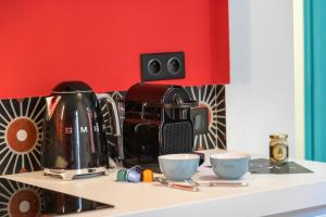 Příslušenství pro přípravu čaje a kávy v ubytování L'Abeille - Boutique Apartments