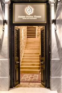 una entrada a un edificio con escaleras en Athens Manor Houses, en Atenas 124 fotos más