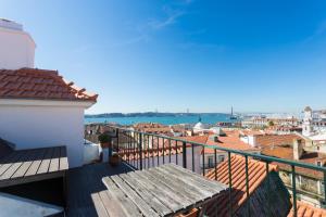 einen Balkon mit Blick auf das Wasser in der Unterkunft FLH Chiado Skyline in Lissabon