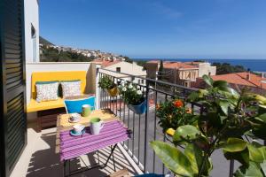 einen Balkon mit einem Tisch und Meerblick in der Unterkunft Blue Apartment IUN S0079 in Cala Gonone