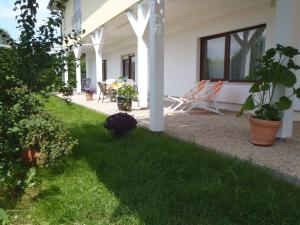 a yard of a house with green grass at Carpe Diem in Kelberg