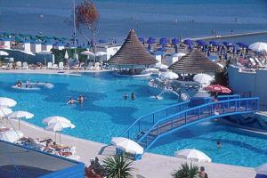 a large swimming pool with people in the water at Appartamento Costa Azzurra in Grado