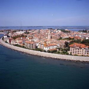 een luchtzicht op een stad met gebouwen en het water bij Appartamento Costa Azzurra in Grado