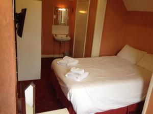 A bed or beds in a room at Grove End 