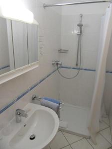 een witte badkamer met een wastafel en een douche bij Haus Aja Textor-Goethe in Frankfurt am Main