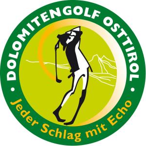 ein Aufkleber einer Katze, die in einem grünen Kreis Golf spielt in der Unterkunft Waldhotel Bad Jungbrunn in Tristach