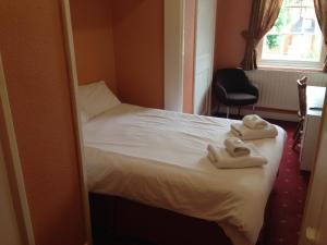 A bed or beds in a room at Grove End 