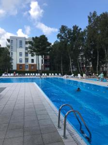 a swimming pool with people in a building at Apartament POLANKI in Kołobrzeg