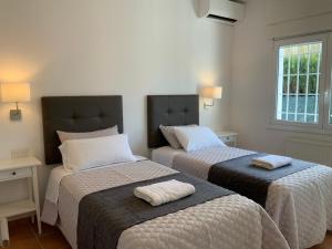 En eller flere senge i et værelse på Villa Casa del Hort, Private Pool & Garden