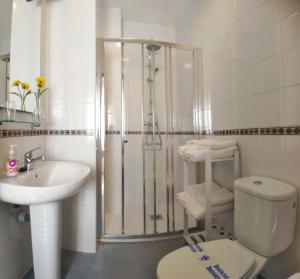 サンルーカル・デ・バラメダにあるApartamento Reinaのバスルーム(シャワー、トイレ、シンク付)