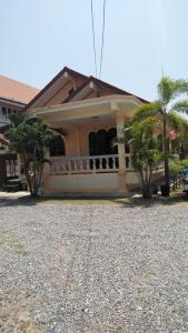 a house with a gravel yard in front of it at บ้านพักน้องจ็อบ in Baanphakrimlay  +20 photos
