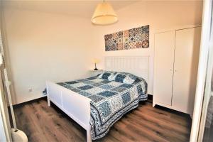 エルヴァスにあるTerraços de Elvas IIのベッドルーム1室(青と白の毛布付きのベッド1台付)