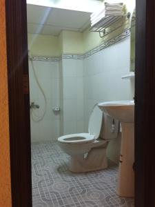 La salle de bains est pourvue de toilettes et d'un lavabo. dans l'établissement Kien Nhi Tam Motel, à Vung Tau