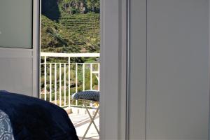 エルミグアにあるApartamento Marucaのバルコニー(椅子付)に面したドア付きの客室です。