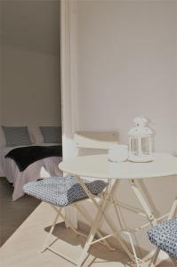 a table and two chairs in a room with a bed at Apartamento Maruca in Hermigua