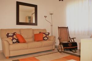 a living room with a couch and a mirror at Apartamento Maruca in Hermigua