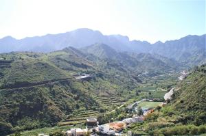 uitzicht op een vallei met bergen op de achtergrond bij Apartamento Maruca in Hermigua