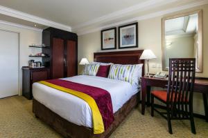מיטה או מיטות בחדר ב-Cresta President Hotel