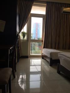 um quarto com uma janela e uma cama em Kien Nhi Tam Motel em Vung Tau