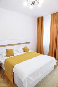 Ένα ή περισσότερα κρεβάτια σε δωμάτιο στο Strada Mureșenilor - Savas Apartament