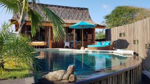 una piscina con una tortuga frente a una casa en Sejuk Beach Villas, en Canggu