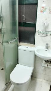 y baño con aseo y lavamanos. en Hung Fai Guest House, en Hong Kong