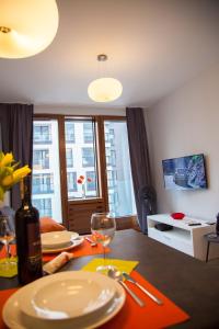 Televízia a/alebo spoločenská miestnosť v ubytovaní Warsaw Royal Stay Dzielna