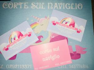 B&B Corte sul Naviglio في تْشيرنوسكو سول نافيلِ: مجموعة من البطاقات مع وحيد القرن وقوس قزاز